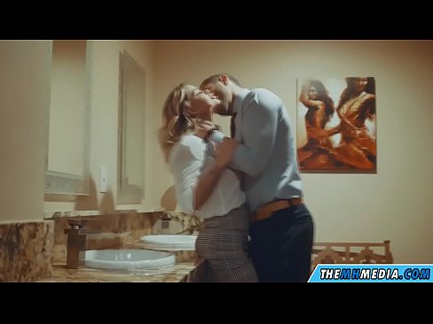 ❤️ Når en barmfagre blondine forfører dig på et offentligt toilet Sex video at da.ixiporn-com.ru ❌